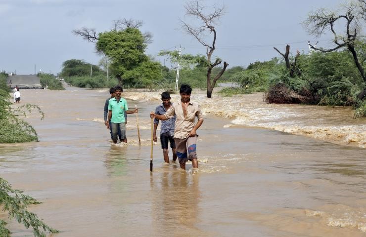 Trong thời gian qua,  lũ lụt hoành hành ở một loạt các nước Châu Á như Pakistan, Ấn Độ, Myanmar, Việt Nam, Trung Quốc. Trong ảnh: Một đoạn đường cao tốc bị biến thành sông ở ngoại ô thành phố Ahmedabad, Ấn Độ hôm 31/7/2015. Lũ quét ở Ấn Độ đã chôn vùi nhiều nhà cửa ở Tây Bengal và làm 39 người chết.